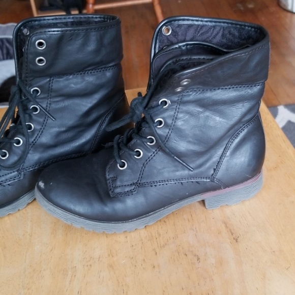 Girls size 1 Black Boot, with shoe string tie - Picture 7 of 7